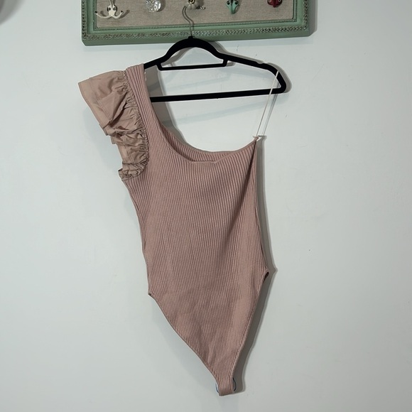 En Saison ribbed stretch single statement ruffle shoulder bodysuit plus size 2X - Picture 6 of 6